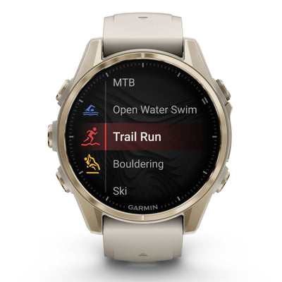 Garmin Fenix ​​​​8 Sapphire – 43 mm / AMOLED – Soft Gold mit nebelgrauem/dunklem Sandstein-Silikonarmband – Premium-Multisportuhr