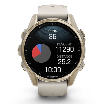 Garmin Fenix ​​​​8 Sapphire – 43 mm / AMOLED – Soft Gold mit nebelgrauem/dunklem Sandstein-Silikonarmband – Premium-Multisportuhr