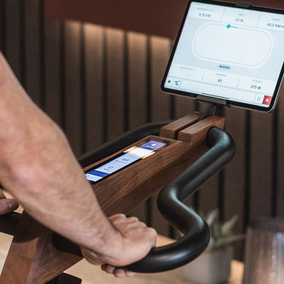 Vélo d'intérieur NOHRD Bike V2 Vintage Oak avec écran tactile intégré - Chêne teinté - Installation gratuite