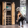 NOHRD Compact Wall Black – Trainingsstation mit interaktivem Touchscreen, SlimBeam, SkiErg und SwingBells – Eiche gebeizt